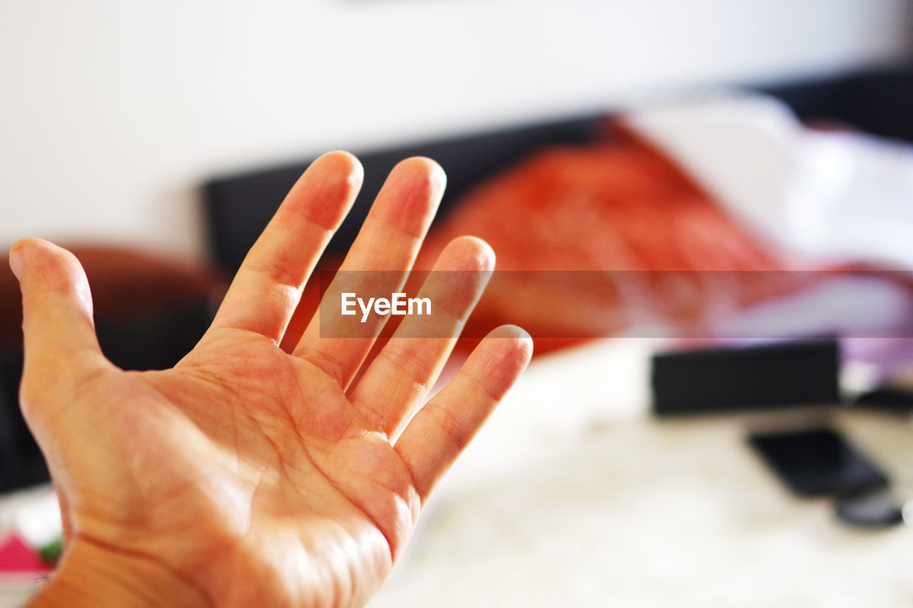 CLOSE-UP OF WOMAN HAND WITH HANDS