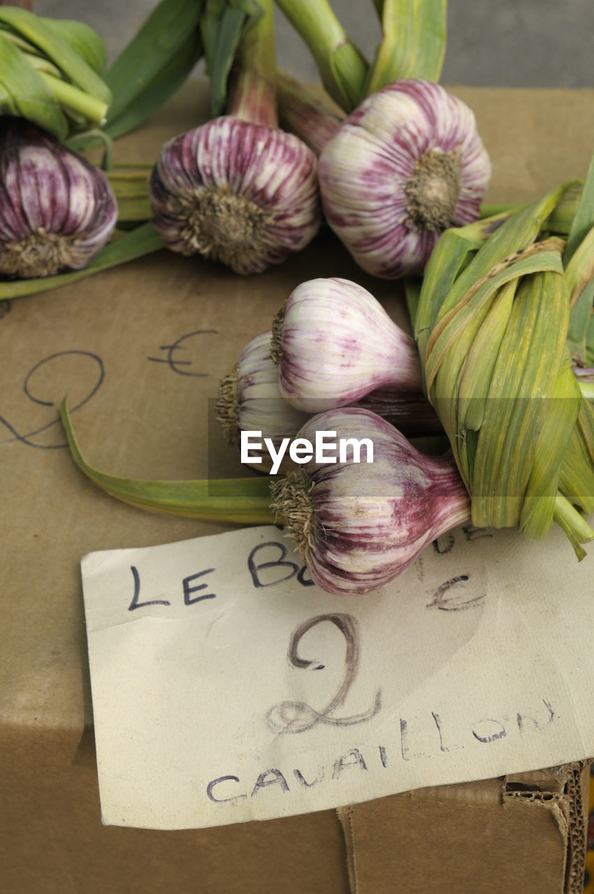 HIGH ANGLE VIEW OF FRESH VEGETABLES ON TABLE