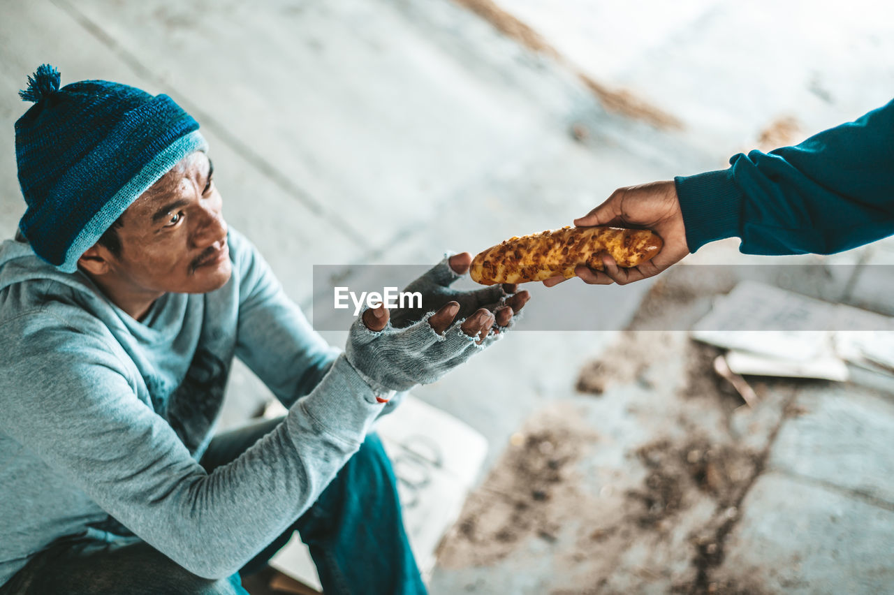 SIDE VIEW OF A MAN WORKING WITH FOOD