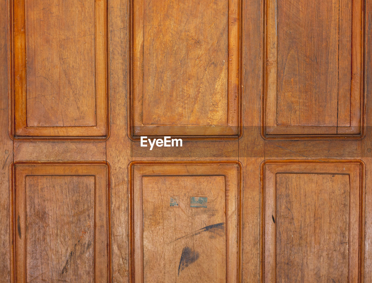 FULL FRAME SHOT OF WOODEN DOOR WITH FLOORING
