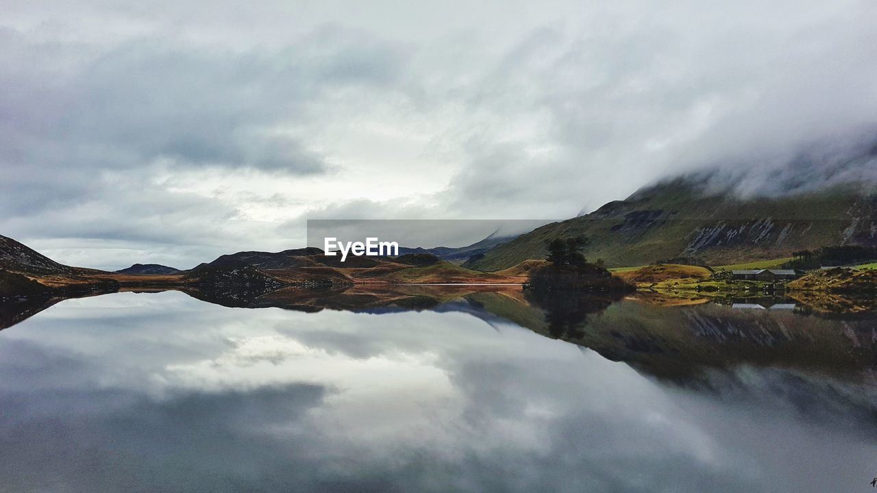 SCENIC VIEW OF REFLECTION OF MOUNTAINS IN SKY
