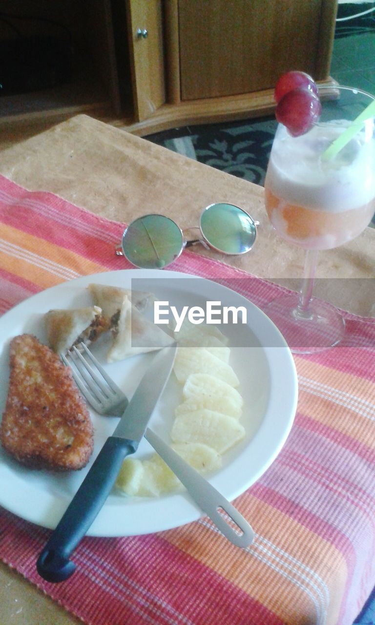 HIGH ANGLE VIEW OF SERVED FOOD IN PLATE