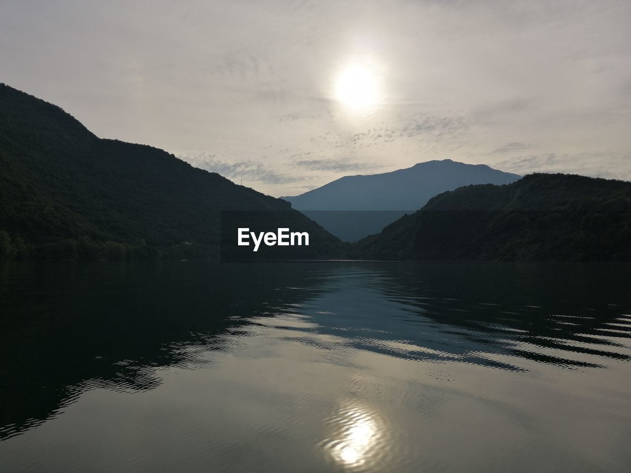 SCENIC VIEW OF LAKE AND MOUNTAINS AGAINST SKY DURING SUNSET