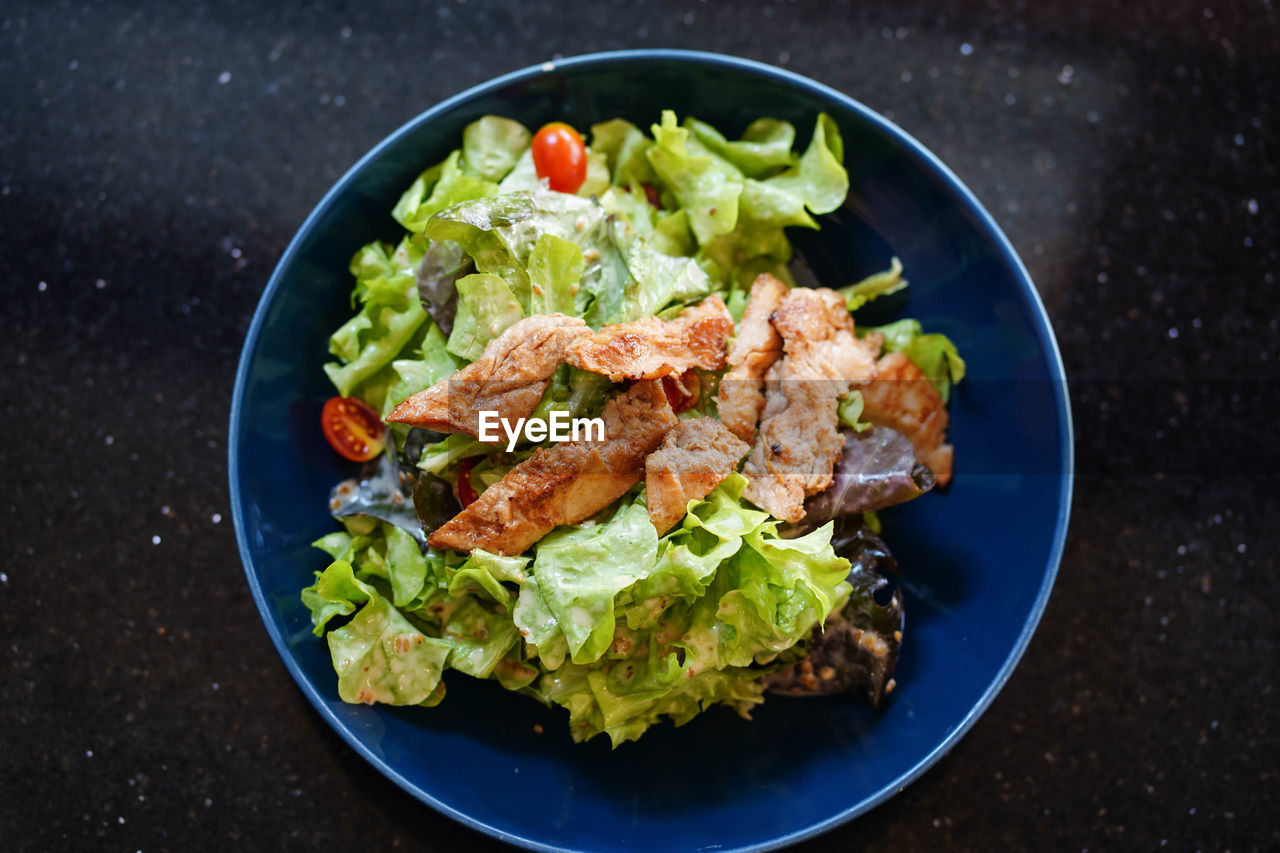 HIGH ANGLE VIEW OF SALAD IN BOWL