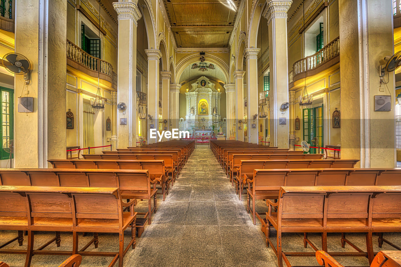 LOW ANGLE VIEW OF TEMPLE AMIDST BUILDINGS IN CATHEDRAL