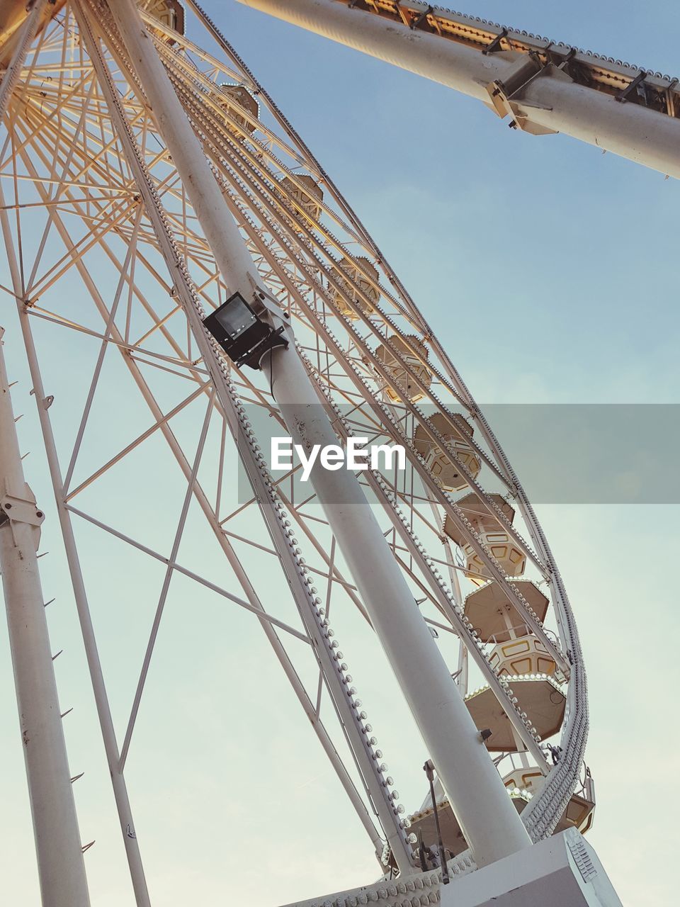 LOW ANGLE VIEW OF CRANE AGAINST SKY