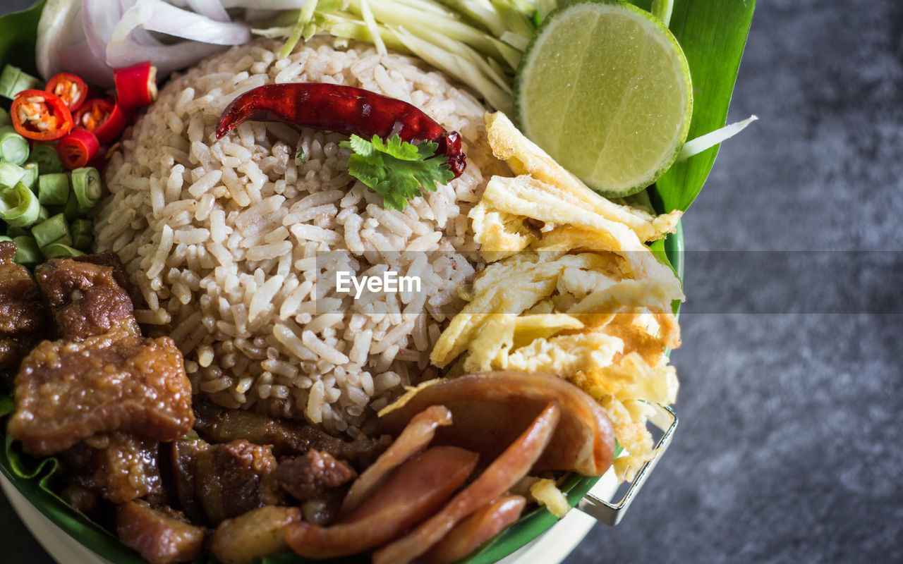 HIGH ANGLE VIEW OF FOOD SERVED IN PLATE