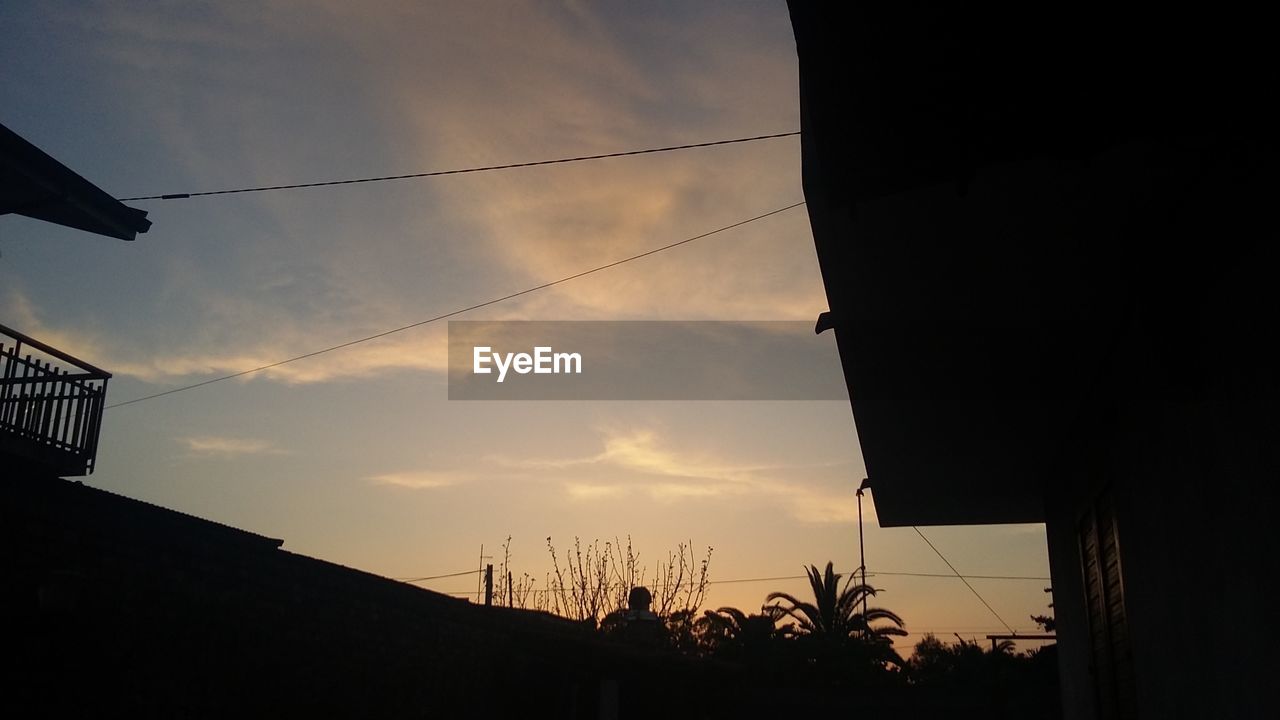 LOW ANGLE VIEW OF SILHOUETTE BUILDING AGAINST SKY