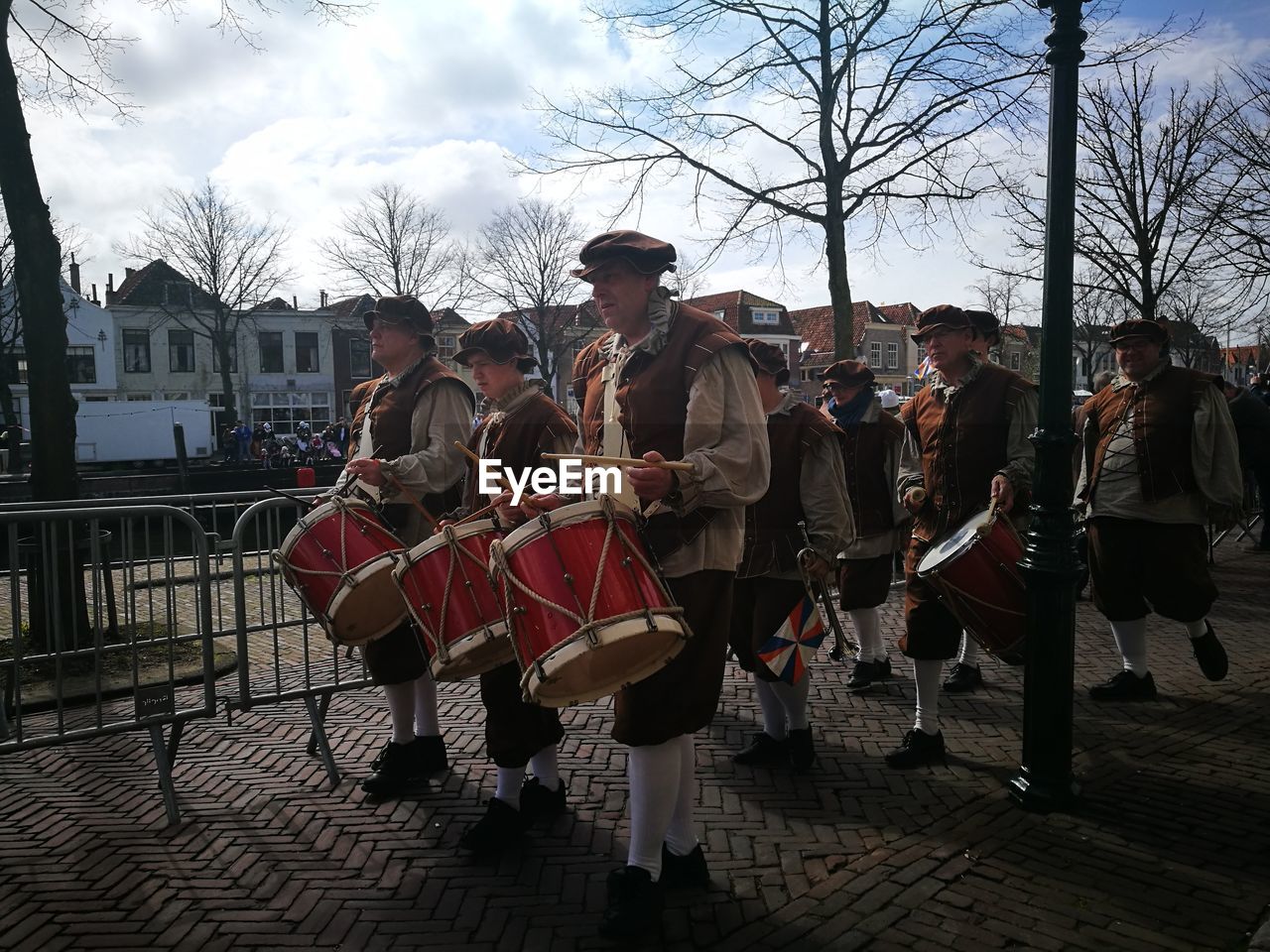 PANORAMIC VIEW OF PEOPLE IN TOWN SQUARE