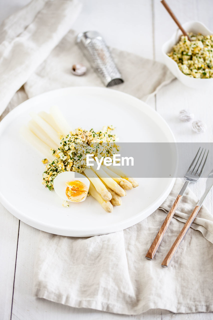 HIGH ANGLE VIEW OF FOOD ON TABLE