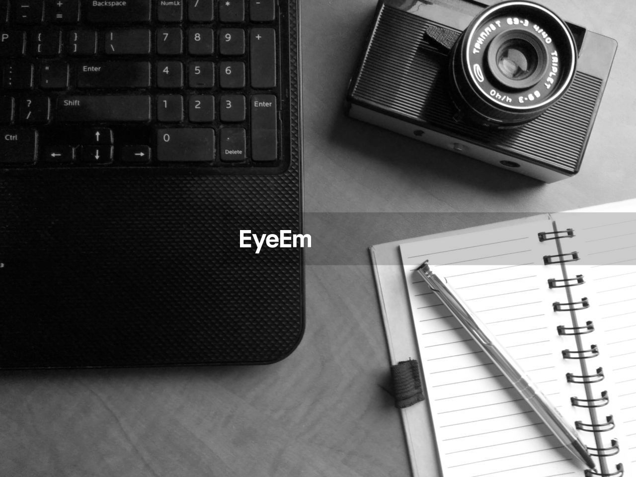 CLOSE-UP OF CAMERA LAPTOP