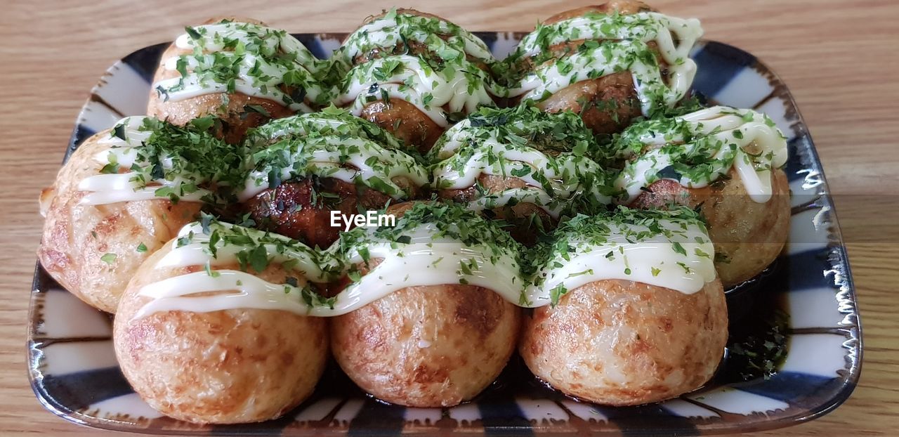 HIGH ANGLE VIEW OF FOOD ON TABLE