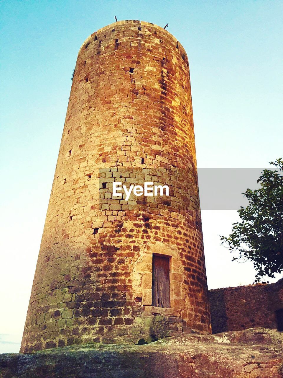 LOW ANGLE VIEW OF OLD BUILT STRUCTURE AGAINST CLEAR SKY