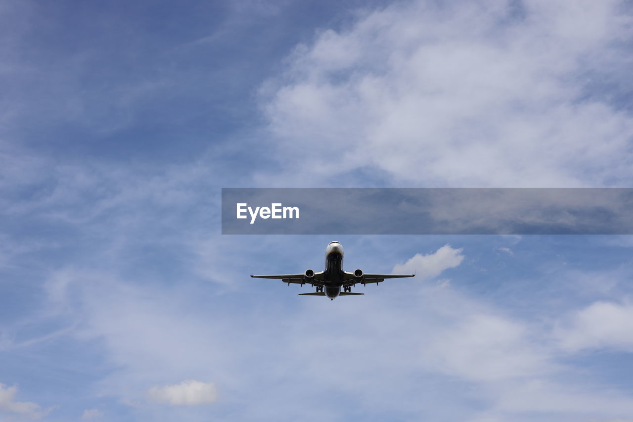 LOW ANGLE VIEW OF AIRPLANE FLYING AGAINST SKY