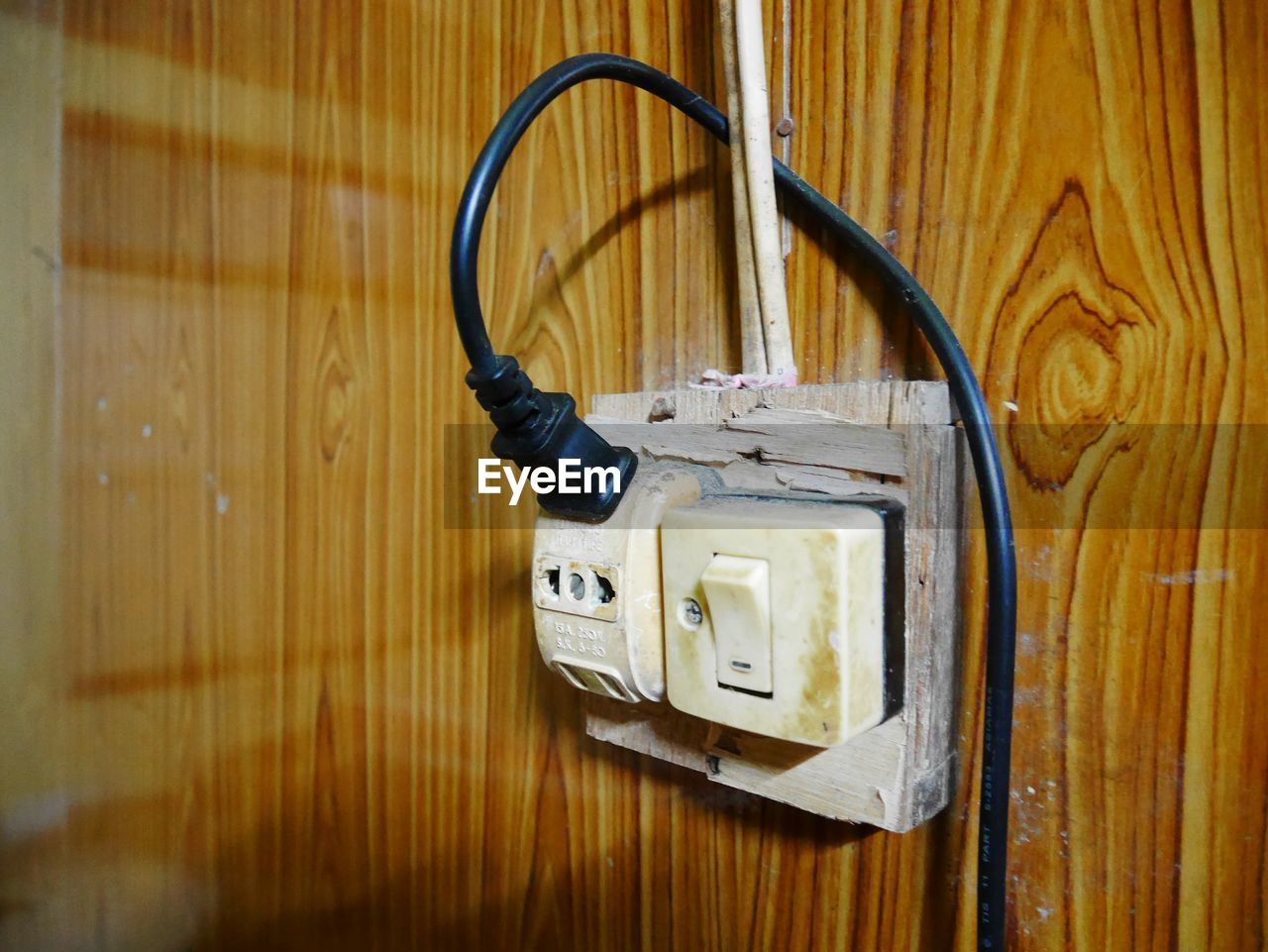 CLOSE-UP OF ELECTRIC LAMP ON TABLE