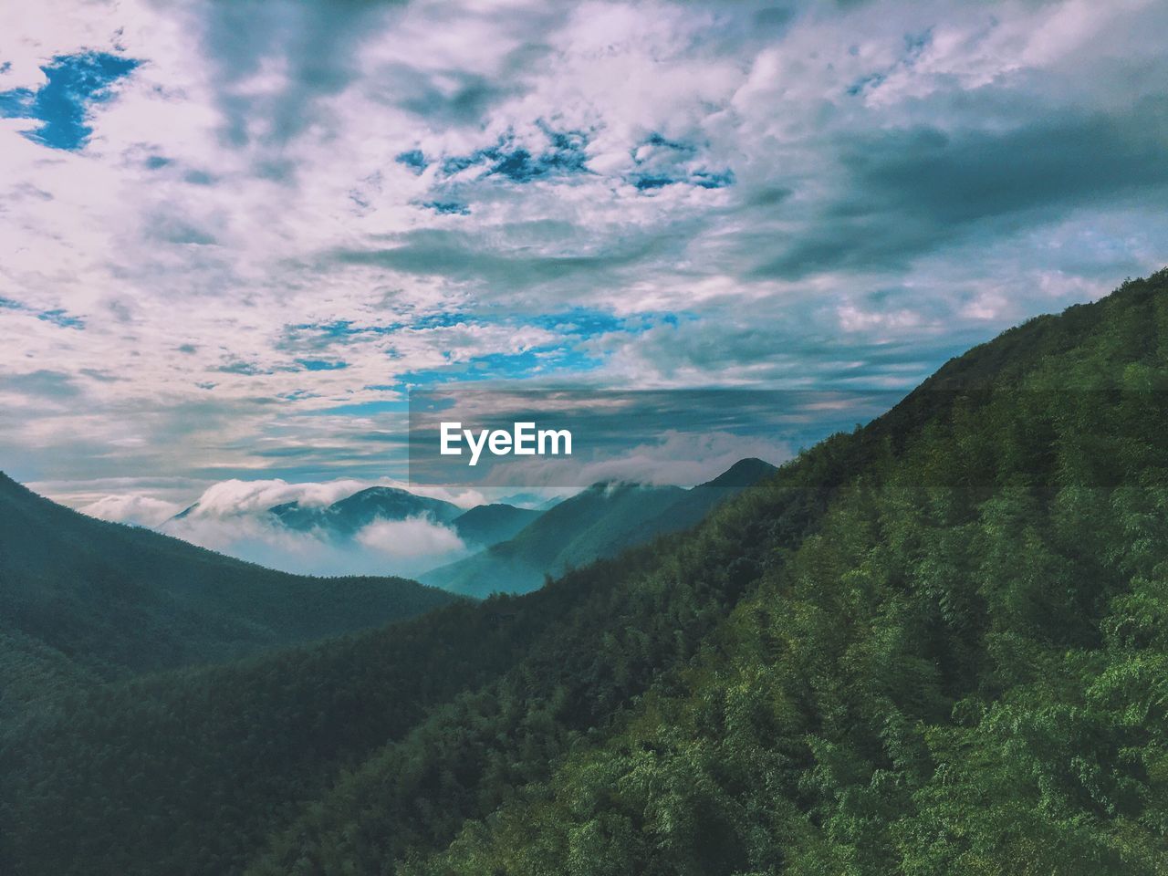 SCENIC VIEW OF GREEN MOUNTAINS AGAINST SKY