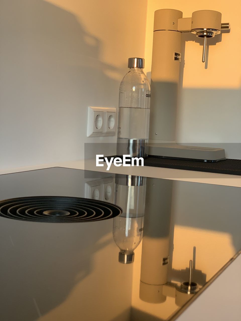 CLOSE-UP OF WINE GLASS ON TABLE