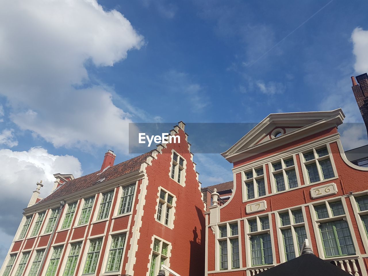 LOW ANGLE VIEW OF RESIDENTIAL BUILDING AGAINST SKY