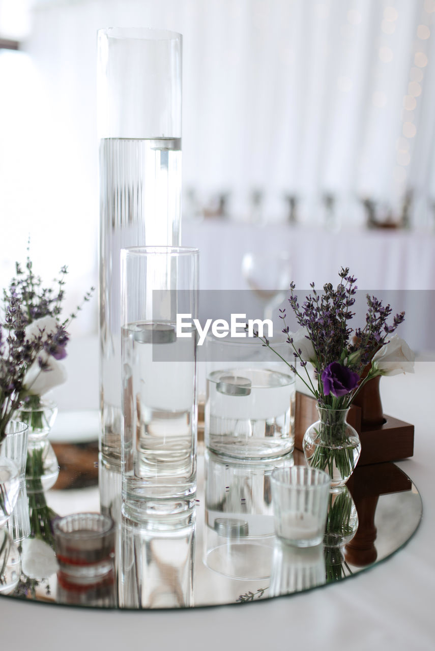 FLOWER VASE ON TABLE IN GLASS