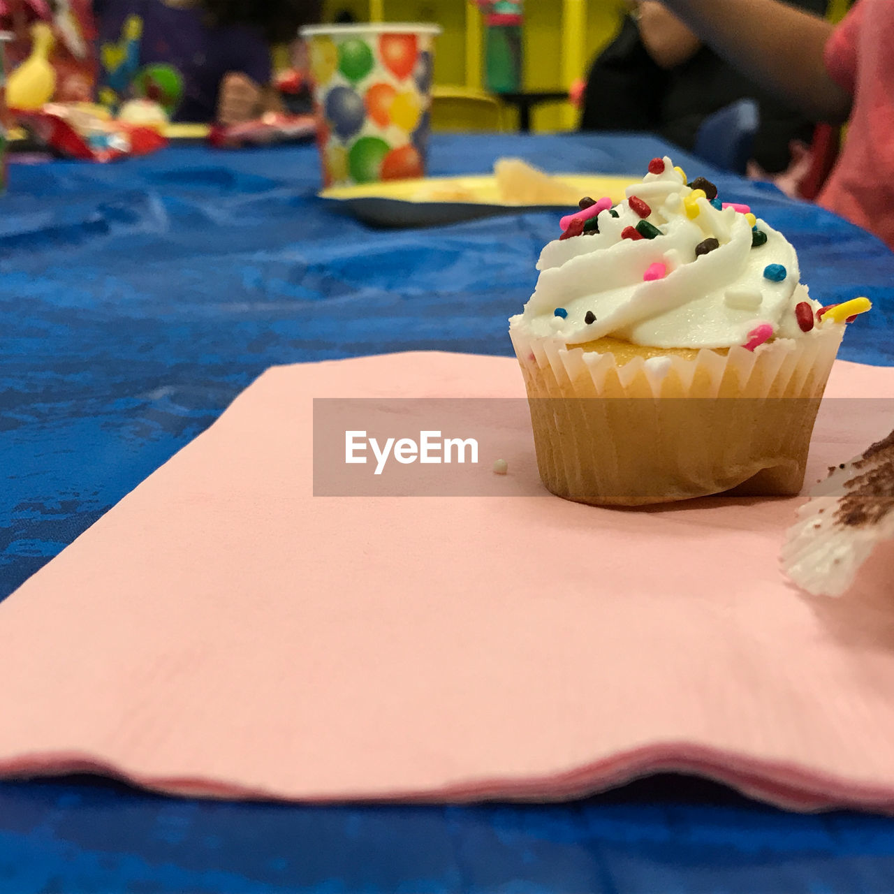 CLOSE-UP OF CHOCOLATE CAKE ON TABLE