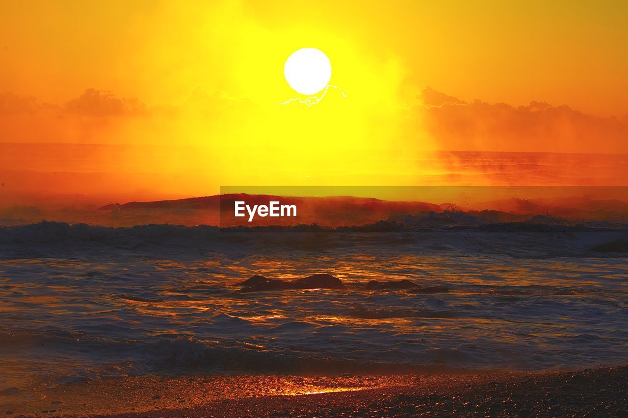 VIEW OF HOT AIR BALLOON IN SEA