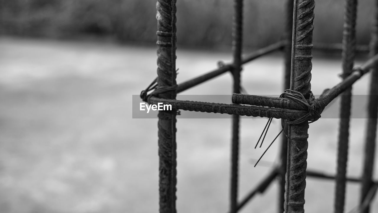 CLOSE-UP OF ROPE ON FENCE