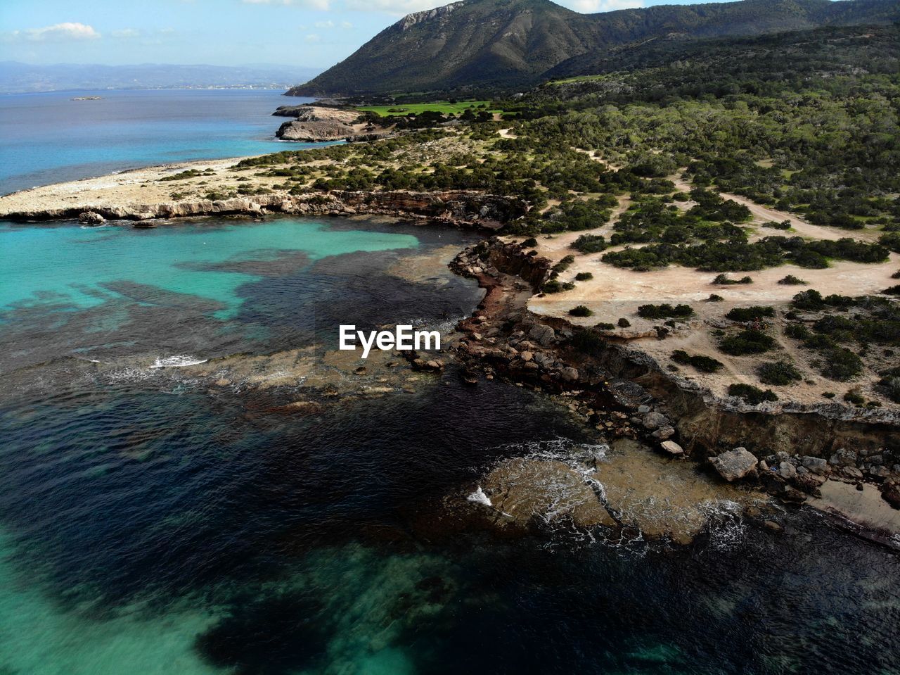 SCENIC VIEW OF SEA AGAINST MOUNTAIN