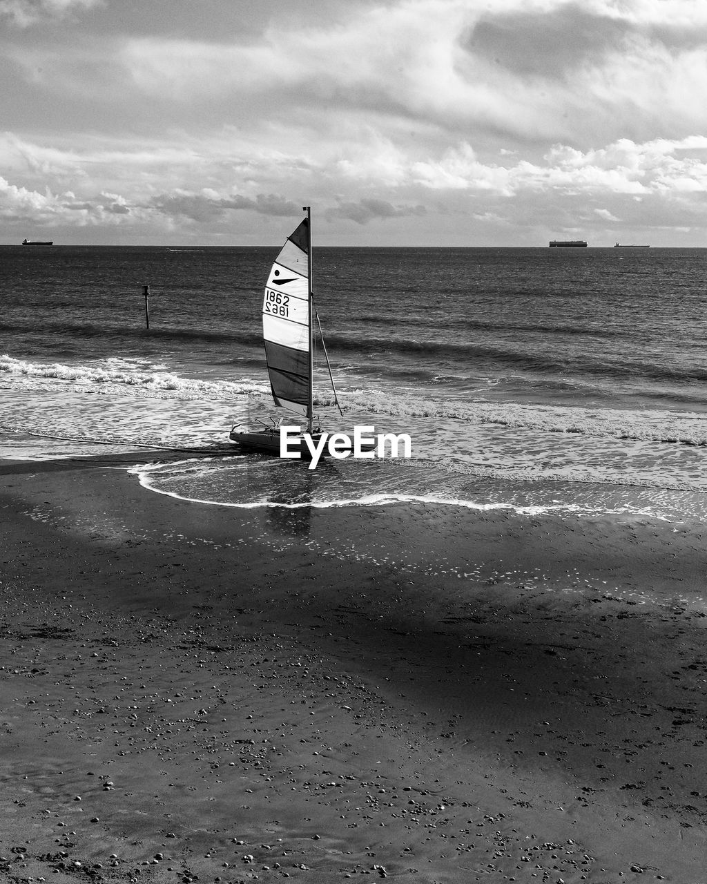 SAILBOAT IN SEA AGAINST SKY