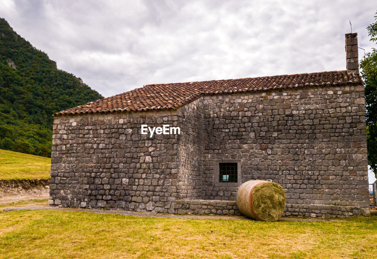 VIEW OF OLD BUILDING AGAINST SKY