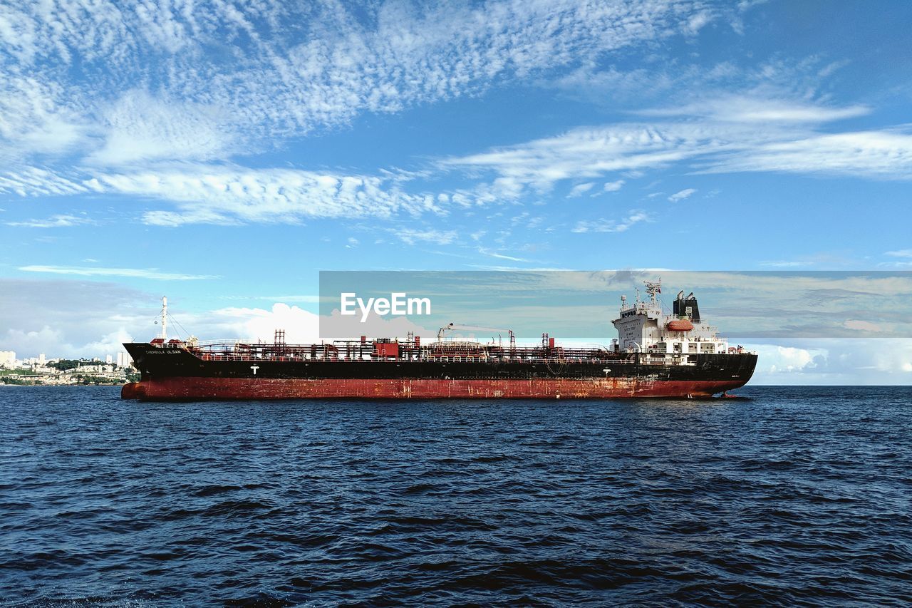 VIEW OF SHIP SAILING ON SEA AGAINST SKY