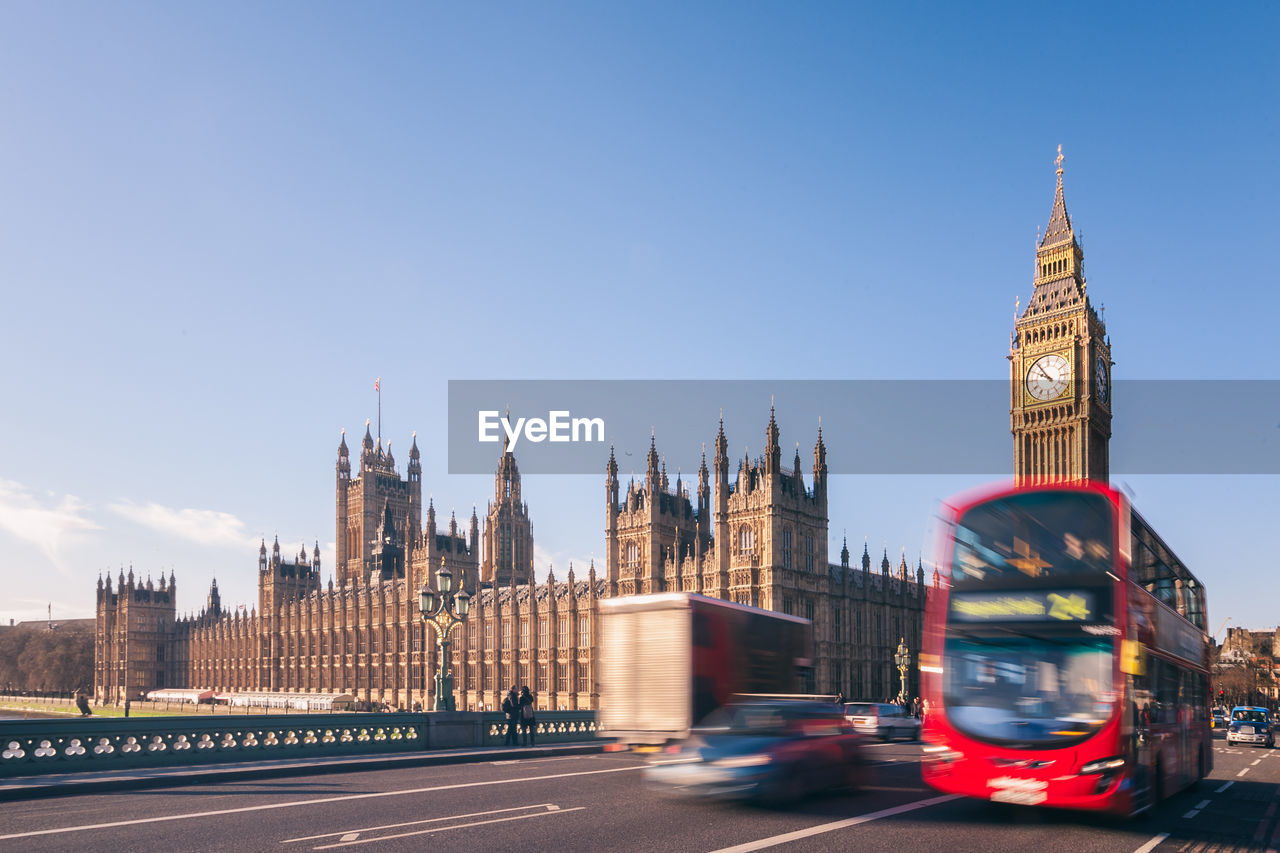 View of traffic in front of big ben and houses of parliament 