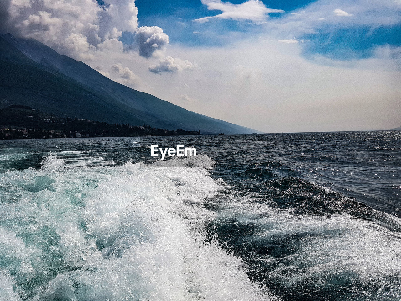 SCENIC VIEW OF SEA WAVES AGAINST SKY
