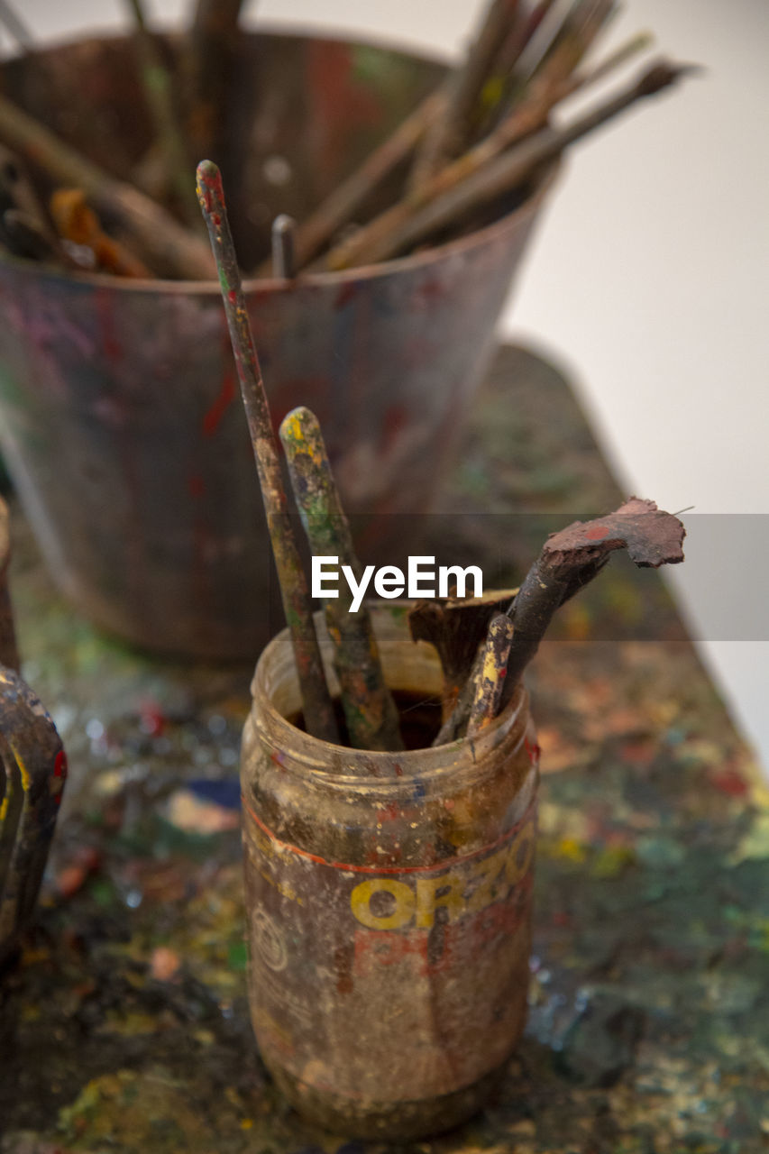 CLOSE-UP OF RUSTY METAL