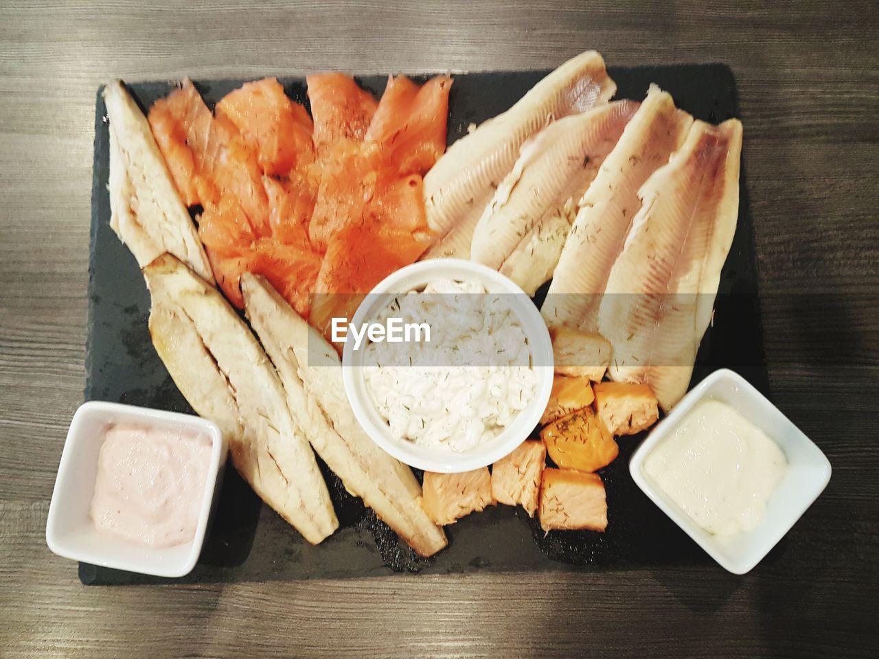 HIGH ANGLE VIEW OF FOOD IN CONTAINER ON TABLE