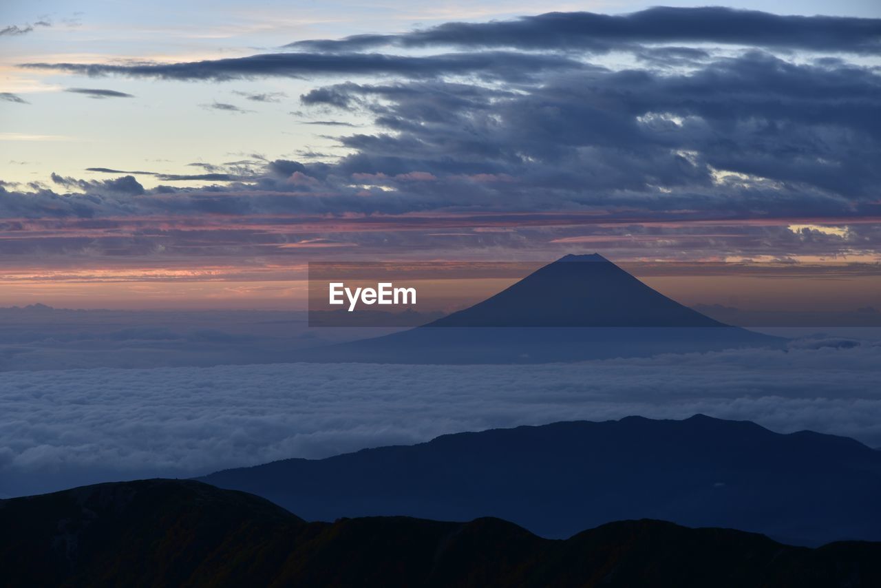 SCENIC VIEW OF DRAMATIC SKY OVER LANDSCAPE