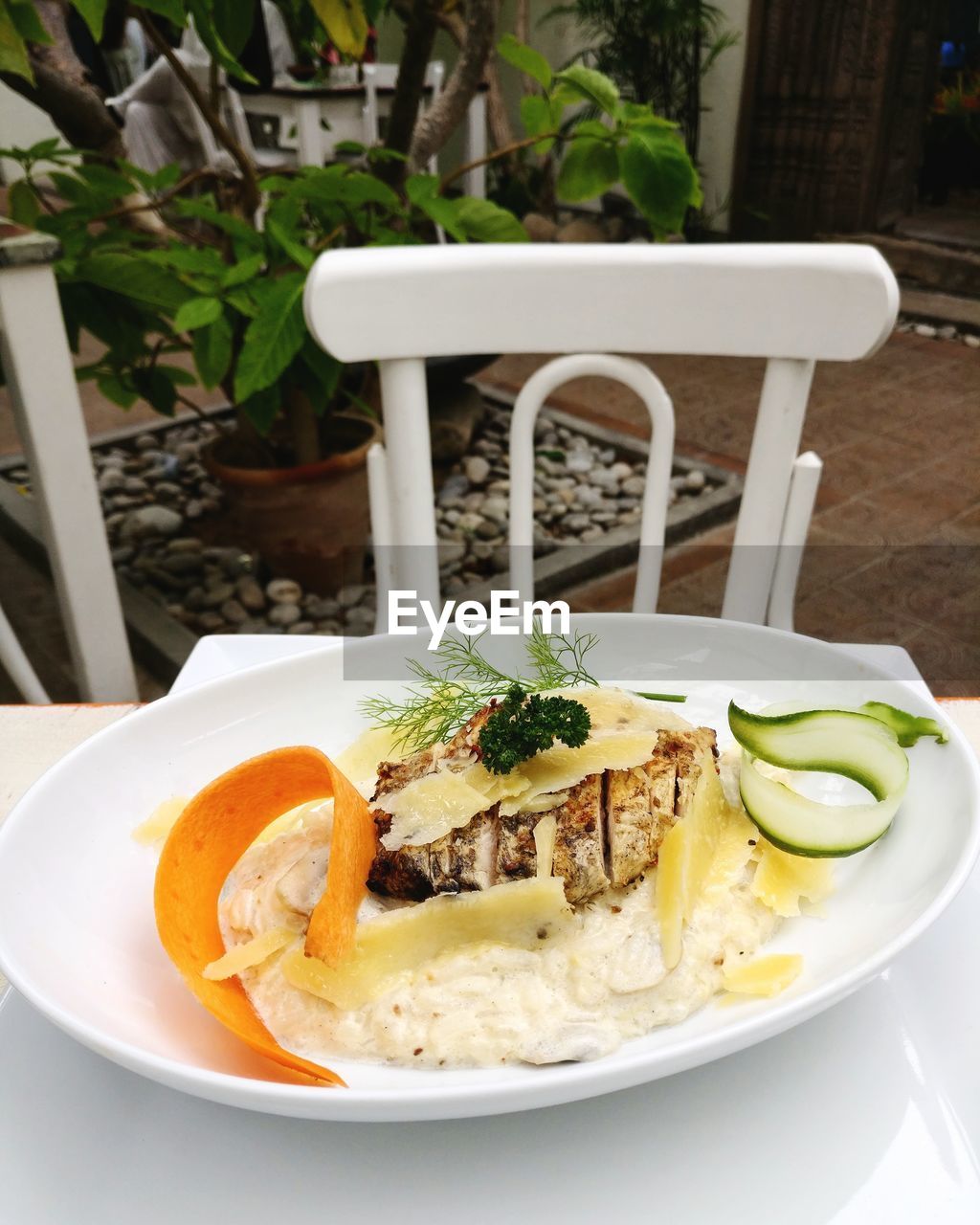 HIGH ANGLE VIEW OF FOOD ON TABLE