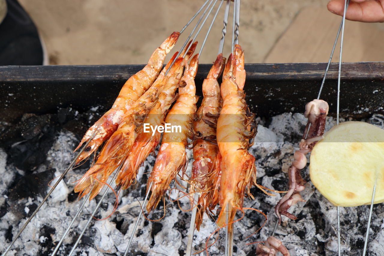 CLOSE-UP OF HAND HOLDING FOOD