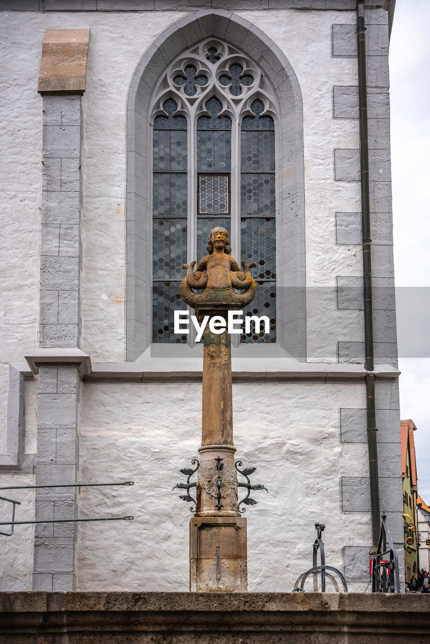 STATUE OF STATUES ON BUILDING