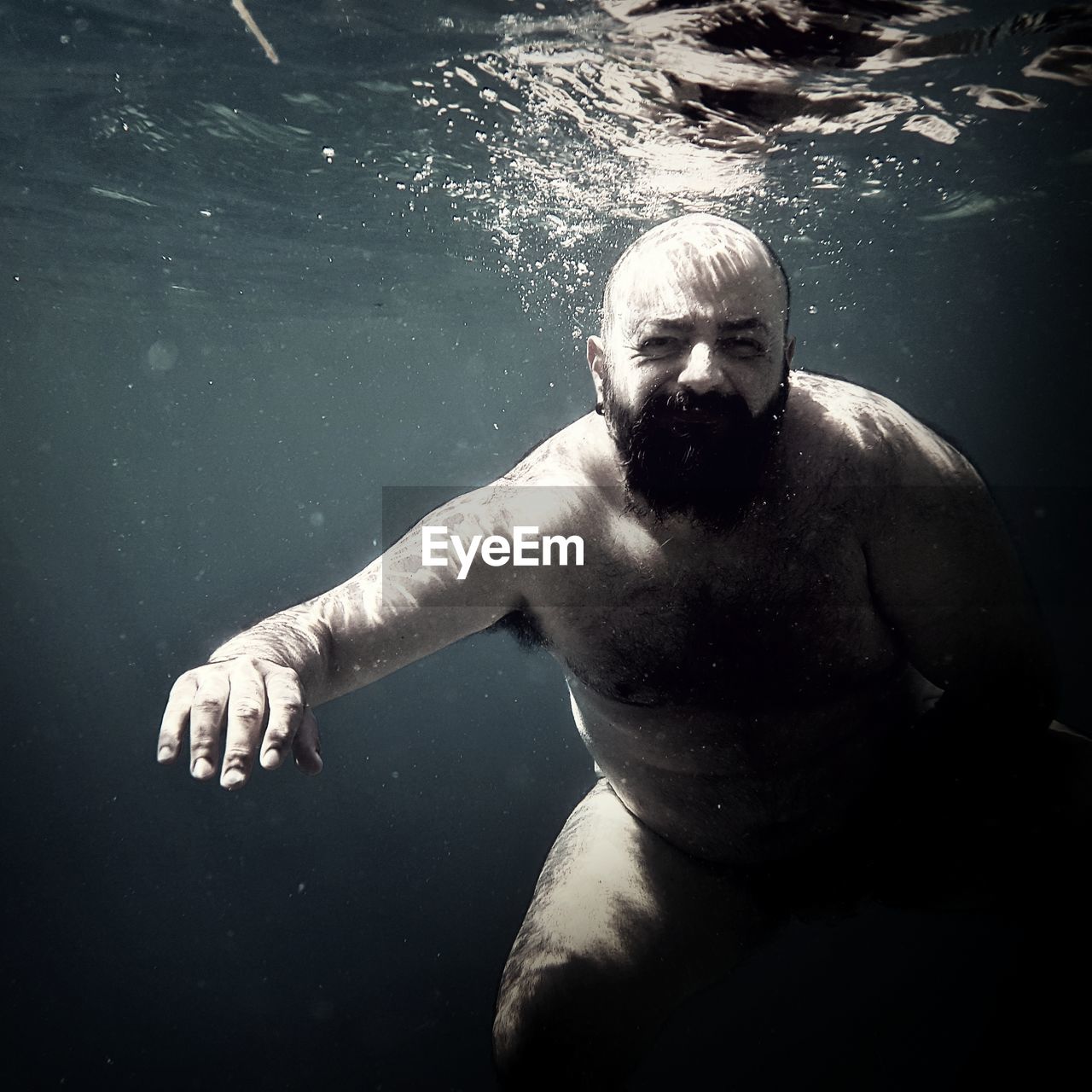 HIGH ANGLE VIEW OF MAN IN SWIMMING POOL