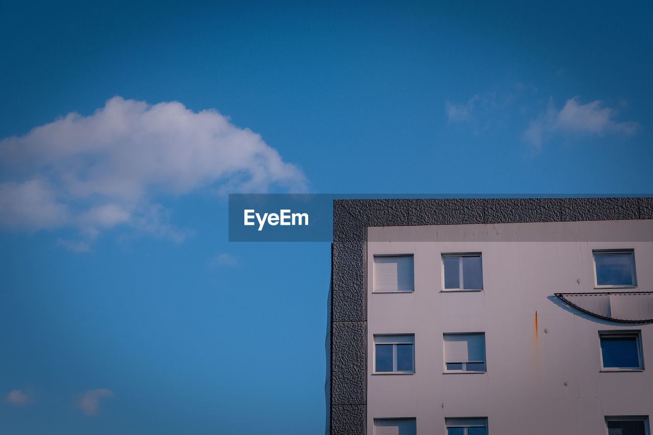 LOW ANGLE VIEW OF BUILDINGS IN TOWN