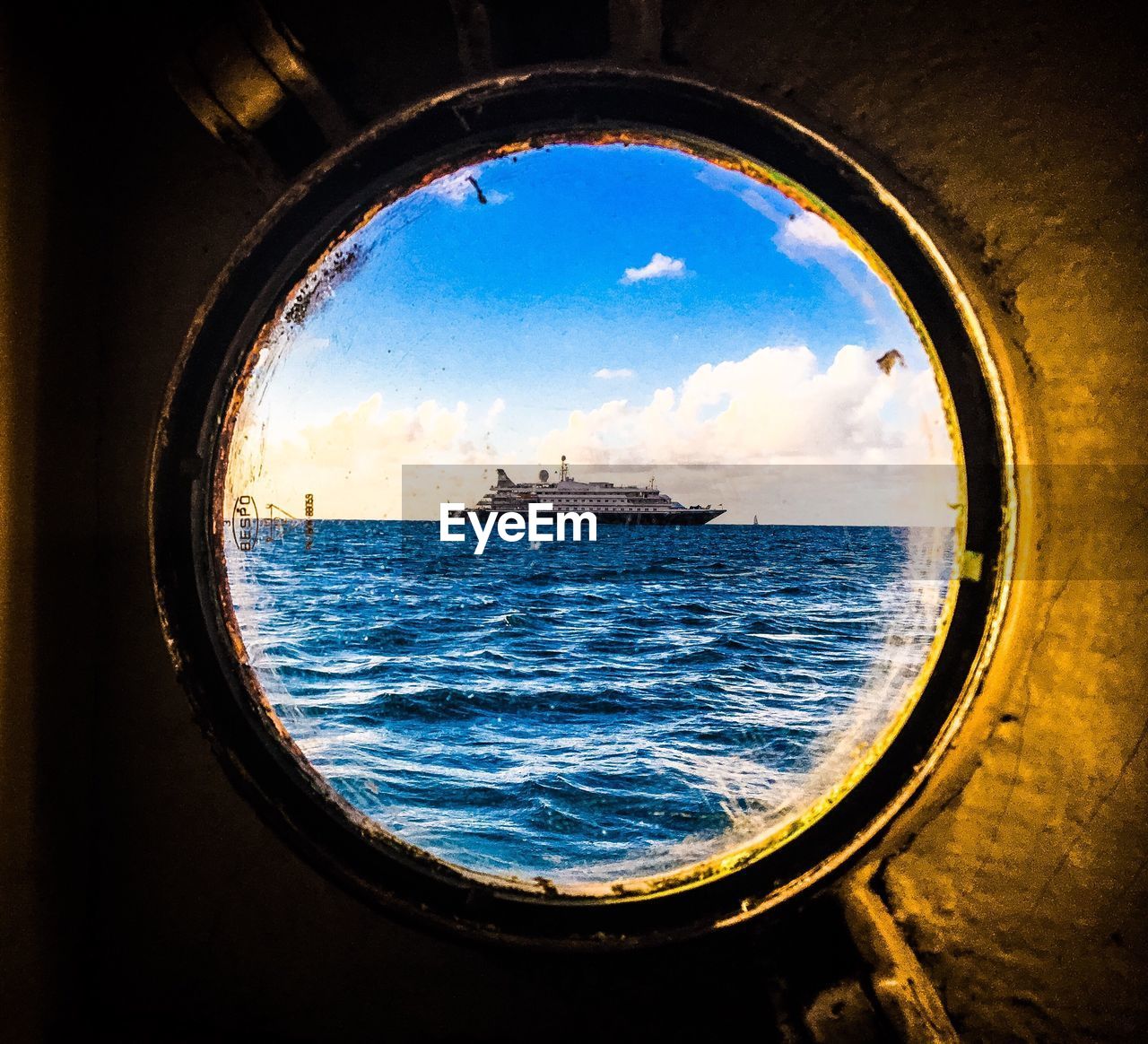 CLOSE-UP OF SEA AGAINST SKY SEEN THROUGH ARCH