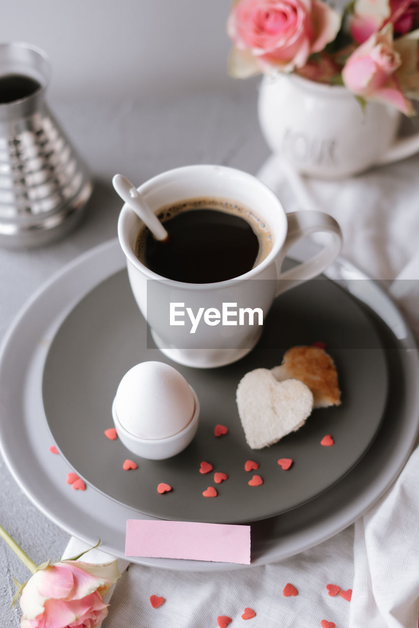 HIGH ANGLE VIEW OF COFFEE AND CUP AND TABLE