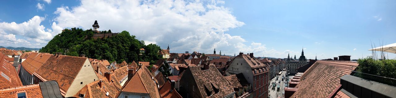 PANORAMIC VIEW OF BUILDINGS AND HOUSES AGAINST SKY