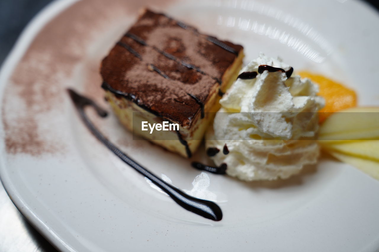 HIGH ANGLE VIEW OF CAKE SLICE ON PLATE