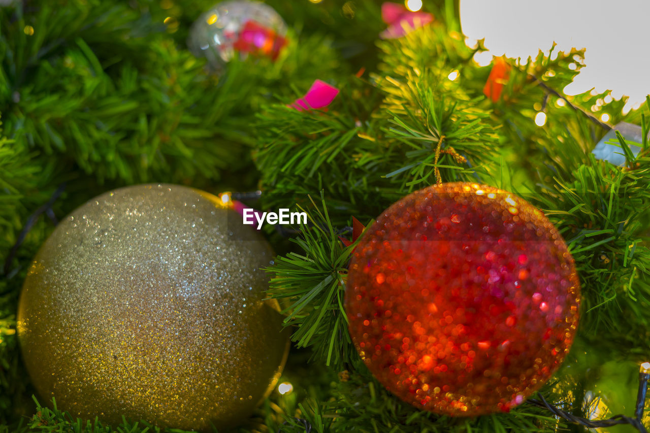 CLOSE-UP OF CHRISTMAS DECORATIONS