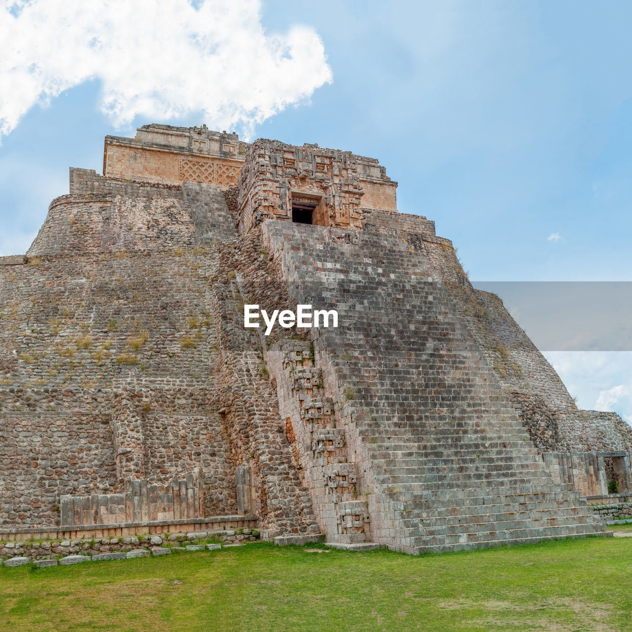 LOW ANGLE VIEW OF OLD RUINS OF BUILDING