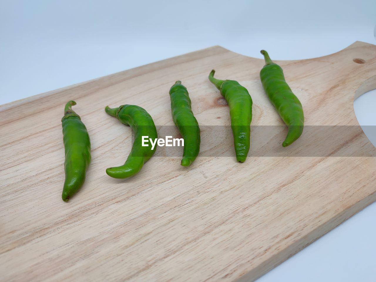 HIGH ANGLE VIEW OF VEGETABLES ON CUTTING BOARD