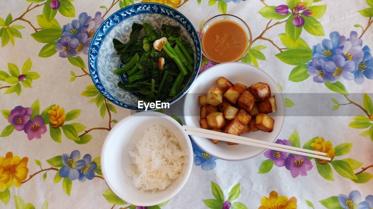 HIGH ANGLE VIEW OF BREAKFAST SERVED ON PLATE