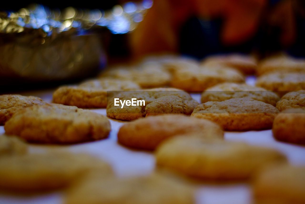 CLOSE-UP OF COOKIES IN TRAY