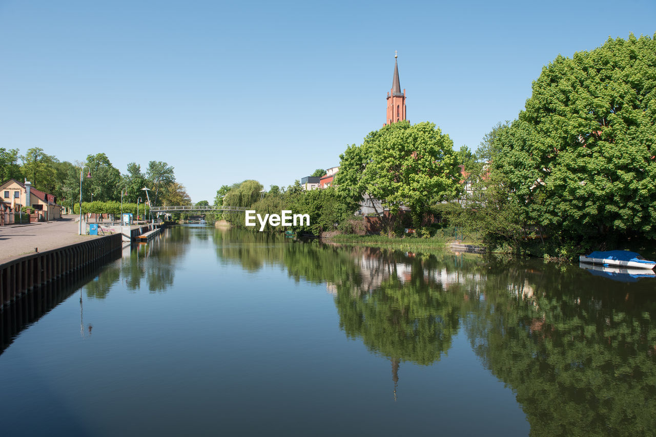 PANORAMIC VIEW OF LAKE AMIDST BUILDINGS AGAINST SKY